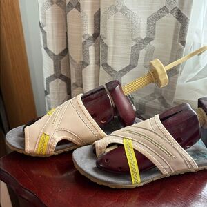 Women’s Beige and Red Sandals Size M-No Brand